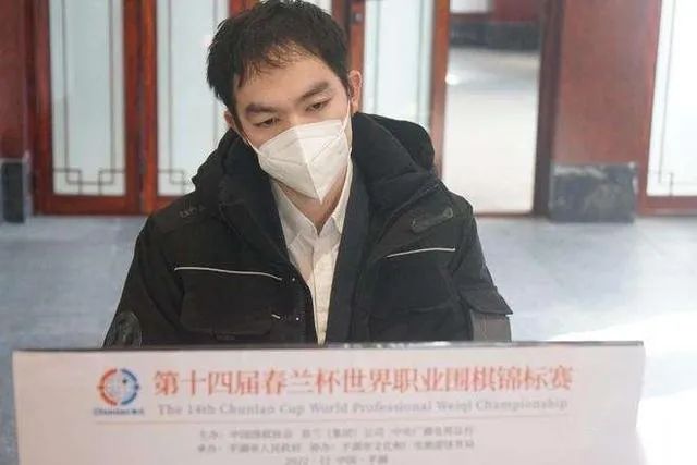 » 14. 无证据质疑李轩豪九段作弊 中国围棋国家队队员杨鼎新九段被禁赛半年12月21日，李轩豪九段在第14届春兰杯世界职业围棋锦标赛半决赛战胜韩国棋手申真谞九段，首次跻身世界大赛决赛
