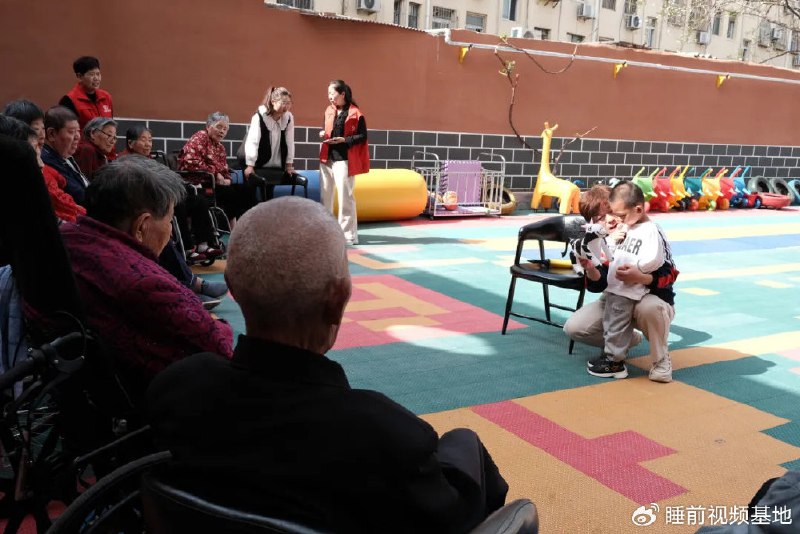 » 10. 幼儿园转身变成养老院  24岁的幼儿园教师周鑫没想到，刚毕业3年，工作就从领着孩子做拍手操，变成领着老人做八段锦