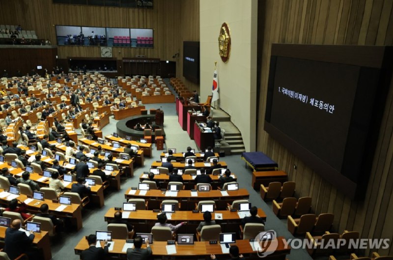 » 9. 韩国国会否决拘留最大在野党党首案韩国国会27日召开全体会议就关于同意拘留最大在野党党首李在明的议案进行表决，最终该案因赞成票未达议案通过条件而遭否决