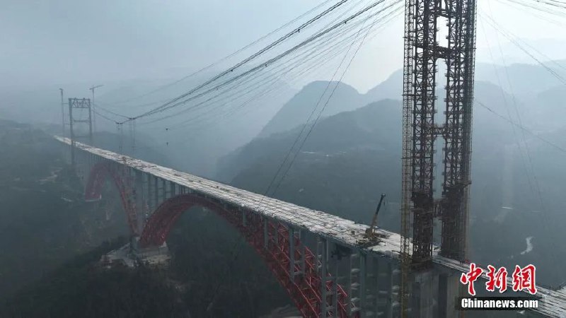 » 10、渝湘复线高速公路双堡特大桥拱桥合龙12月27日，渝湘复线高速公路双堡特大桥实现全桥合龙