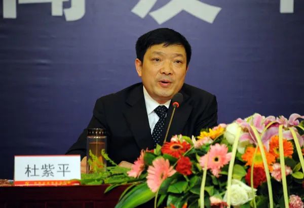 » 6. 四川眉山市人大常委会原主任杜紫平被终止全国人大代表资格 涉严重违纪违法2月24日全国人民代表大会常务委员会发布公告称，依照《中华人民共和国全国人民代表大会和地方各级人民代表大会代表法》的有关规定，朱献福、范中杰、焦兰生、杜紫平的代表资格终止