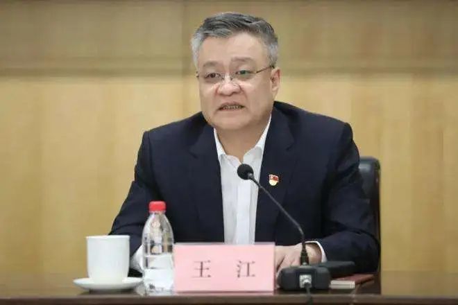12. 王江辞任建行行长，将接棒李晓鹏掌舵光大集团3月24日晚间，建设银行和光大银行同时宣布了“一把手”变动情况